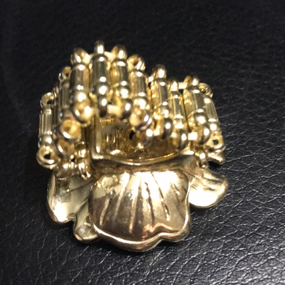 *NWOT. GOLD/BLACK FLOWER DESIGN STRETCHY RING 6-9 - Picture 3 of 4